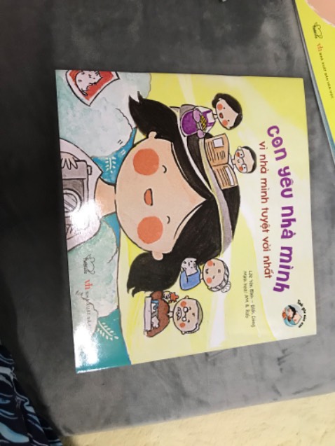 Sách tranh cho bé này có nội dung tình cảm gia đình gần gũi, tranh vẽ dễ thương, song ngữ Việt-Anh giúp bồi dưỡng tâm hồn, tình yêu gia đình, bổ sung vốn từ tiếng Việt và tiếng Anh cho bé.