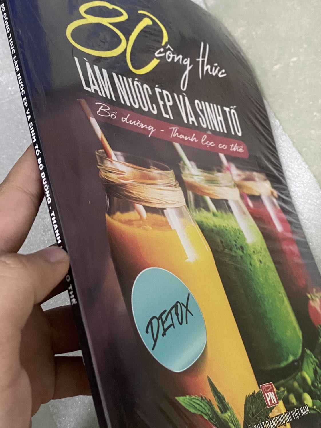 Bao bì rất kĩ luônnn nhưng vận chuyển hay sao mà em nó bị cong một tí ?