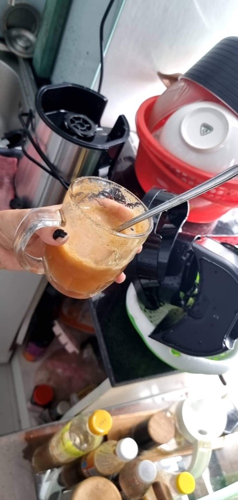 Máy nhìn đẹp cứng cáp nhưng khả năng ép rất tệ. Mình đã thử ép táo và cà chua. Cả 2 đều xay ko nhuyễn mà xác là những cục rất bự, dẫn đến vắt nước rất ít.
Mn có nên mua không: Mình khuyên thật lòng là không nhé