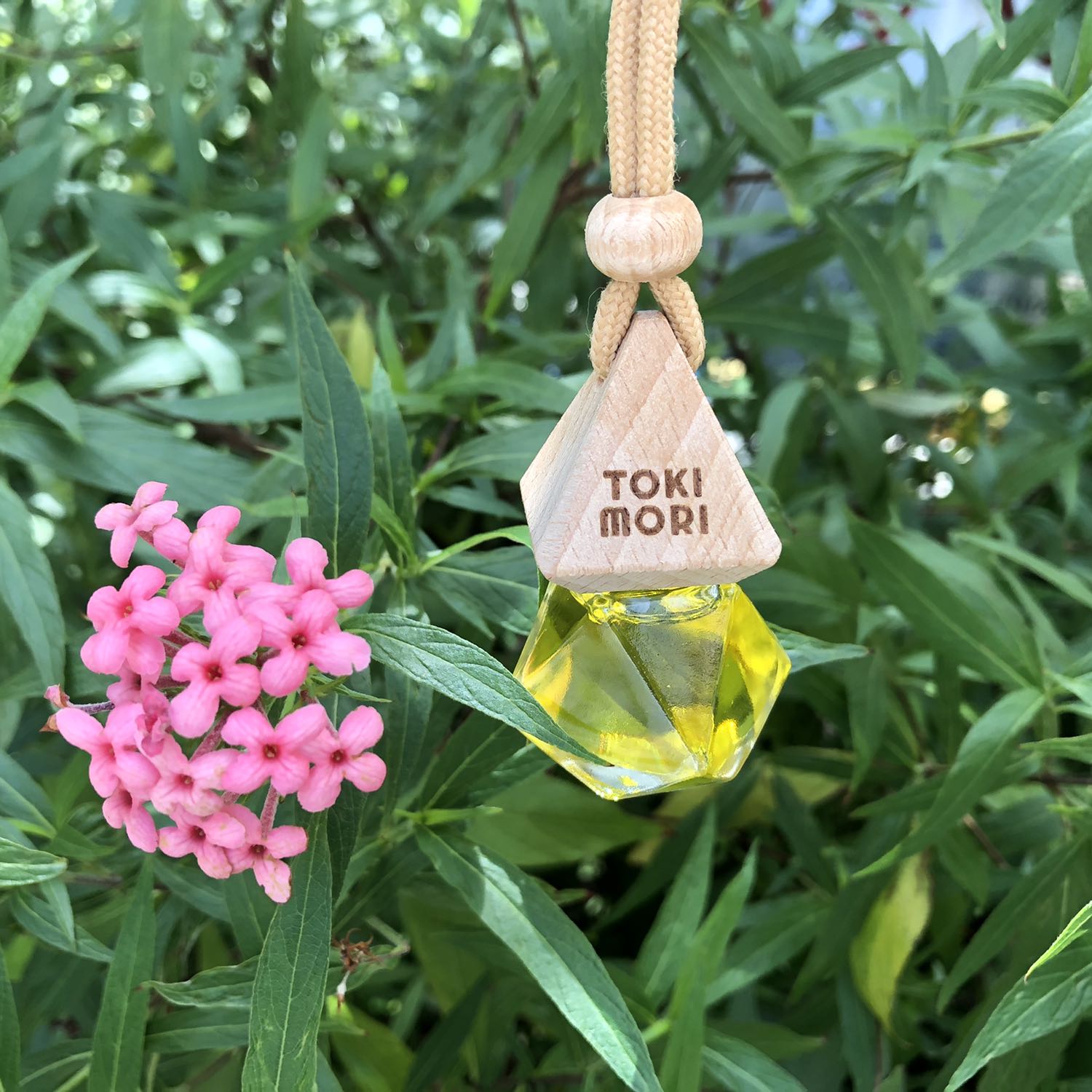 So cute essential oil !!!! Màu cam rất đẹp, kiểu. Dáng dễ thương. Mình thích treo mùi này trong tủ áo, mỗi khi mở tủ ra rất thơm, có thể bỏ trong vali, balo khử mùi ẩm lâu ngày cũng rất tốt. Hãng này làm chất lượng nè. Mình thích mùi này lắm, mua luôn 5 cái vừa xài vừa tặng cho mấy đứa em luôn.