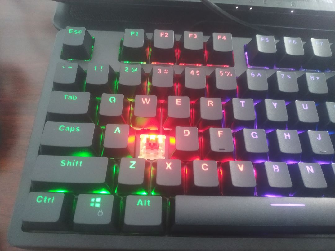 Shop giao nhanh chóng trong mùa dịch, nhân viên giao hàng nhiệt tình giao trong mưa.
về bàn phím cầm nặng tay, phím brow bấm cho tiếng kêu vừa phải, thiết kế phím dạng doule click nên cho cảm giá tay tốt hơn, các chức năng led thú vụ nhiều cách lựa chọn, phù hợp cho các bạn thích phong cách tối giản gọn nhẹ hay đi lại tiền mang theo. cáp usb type c mạ vàng và bọc dù cảm qua ban đầu là rất bền. sản phẩm đáng mua và trải nghiệm