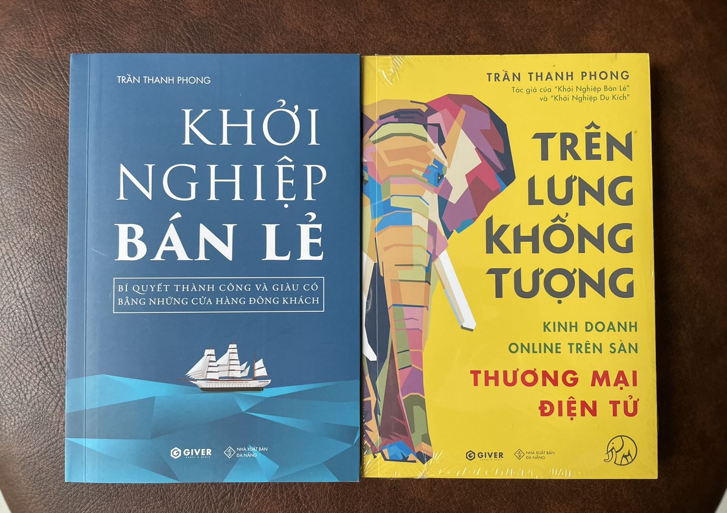 Sách hay, đáng tiền.Trên lưng khổng tượng hướng dẫn chi tiết cách kinh doanh online trên các sàn thương mại điện tử ở Việt Nam. Sách phù hợp cho ai muốn bắt đầu và phát triển bằng kinh doanh online vì đây toàn là kiến thức nền tảng cơ bản mà ai cũng cần biết. Sách đẹp, sạch và giao hàng rất nhanh. Sáng mới đặt mà trưa đã giao tới ngay.