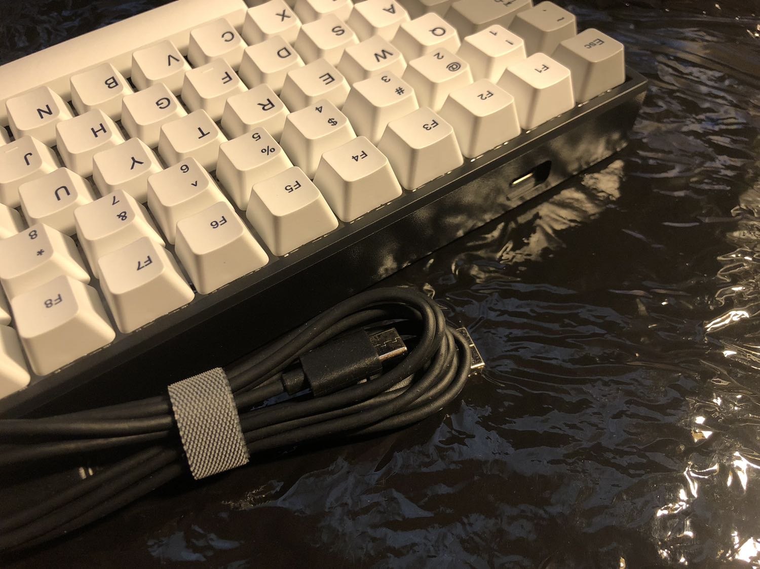 Sản phẩm chất lượng tốt so với giá tiền. Đóng gói cẩn thận. Trong hộp có 1 case nhựa mỏng để đậy phím lại khi không dùng, tránh bụi bẩn 👌 Shop hỗ trợ kịp thời. Ban đầu mình chọn red switch nhưng do hết hàng nên shop đã gợi ý đổi sang brown switch. Mình nhận luôn vì gateron brown switch nghe khá đã.

Tới giờ thì mình mới gặp chút vấn đề với nút backspace thôi. Hôm vừa rồi nó bị kẹt nên ấn 1 lần thôi là bay hết mọi thứ 😅 sau đó mình nhổ keycap lên và lắp lại thì ko bị nữa.


Túm lại là mình thấy rất đáng tiền và phù hợp với các bạn mới dùng. Phím chắc chắn có thể được cải thiện thêm 1 chút vì mình có để ý rằng có 1 vài chỗ chưa nảy đều. Nhưng lỗi cũng ít thôi, ko ảnh hường tới trải nghiệm. Nếu bạn nào kĩ thì có thể đem sửa 1 tí tí tẹo nhé! Với tầm giá này thì mình ưng rùi.