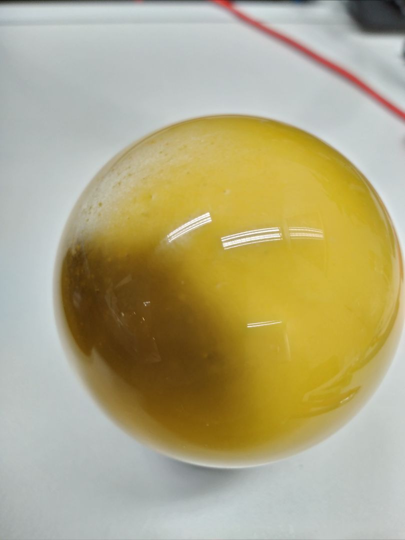 quả cầu có vết am khoi den,  nhìn không như hình quảng cáo!