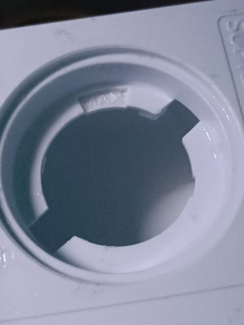 Tôi đi công tác nước ngoài không thể đến các siêu thị điện máy trực tiếp chọn lựa giáo hết niềm tin vào tiki. Sau đó tôi nhận lại sự thất vọng. Đầu tiền phần khay đựng nước giặt không hoạt động, chúng tôi đã liên hệ nhân viên bên phía tiki hướng dẫn sửa chữa nhưng vẫn không được. Giặt đồ xà phòng không xuống. Thứ hai, toàn bộ đồ giặt đều không được vắt mặc dù đã chọn chế độ vắt. Tôi đã yêu cầu nhân viên quay lại 2 lần xem tình trạng máy nhưng vẫn không khả quan. Tôi muốn hoàn lại tiền hoặc hoàn lại một chiếc máy mới. Nhiều lần mua điện máy trên tiki nhưng lần này tôi thật sự rất thất vọng