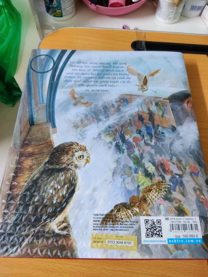bản đặc biệt thật sự đẹp. giấy màu ok, mua ngay dịp giảm 35% nên mình order liền. Đọc Harry Potter năm 10t khi mà nxb trẻ xuất bản từ những cuốn nhỏ xíu và giờ con mình dc 4t. Mình mua bản màu để sau này cho con đọc cùng mình luôn. tiki giao hàng cực nhanh.