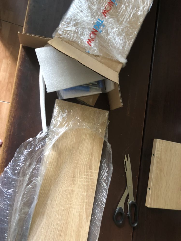 Mẫu mã đẹp, đóng gói ok. Màu vân gỗ khá đẹp. Chưa gắn lên tường nên chưa biết, nhưng nhìn chung okie