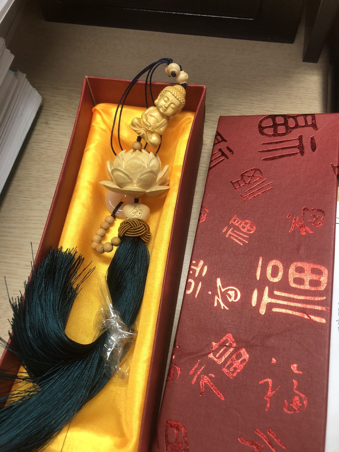 Mình chọn mua khánh sen sanh đậm bên trên có chữ Phúc, mà sao gửi hàng cho mình lại là đức Phật? Mình muốn đổi hàng? Mà shiper đã đa rồi. Hàng đẹp chỉ tại giao sai mẫu mình đã chọn