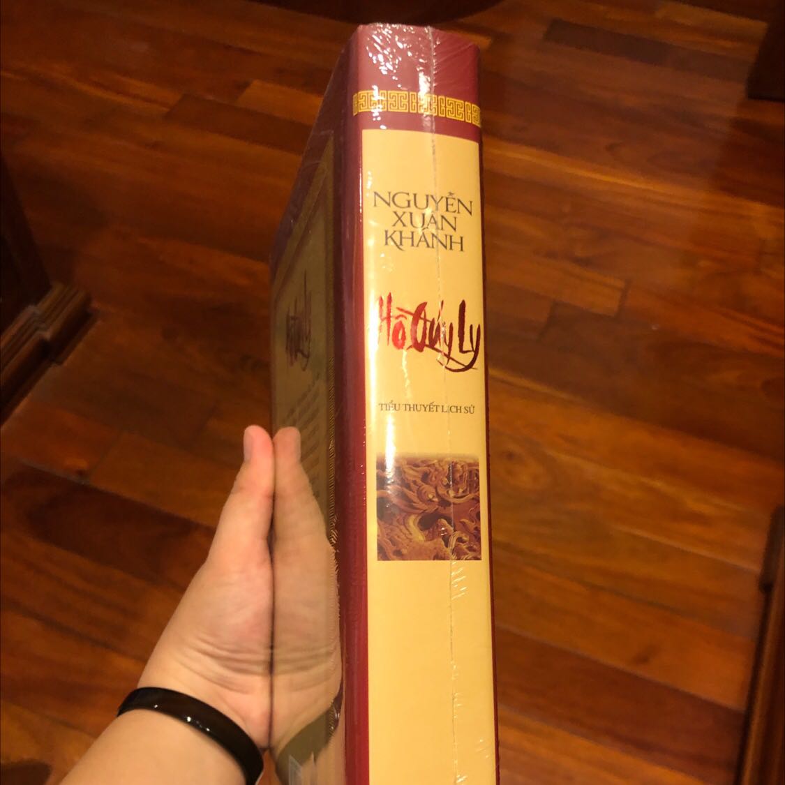 Sách đặt TikiNow nên được giao trong vòng 2 tiếng. Còn nguyên màng co, bìa cứng 4 góc nguyên vẹn đẹp tinh tươm.