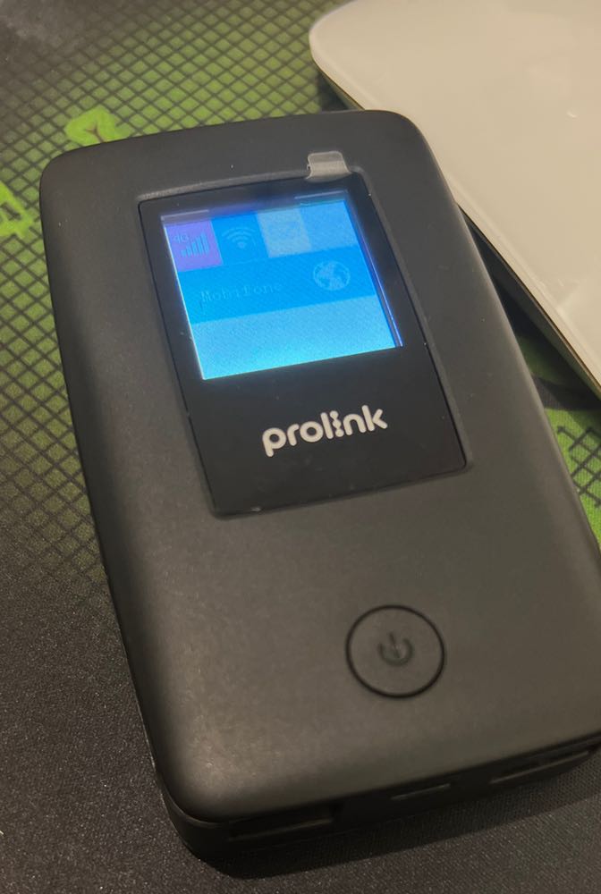 Khe cắm sim khó thao tác, thiết kế ko thân thiện người dùng lắm. Lần đầu lắp vào ko được nên hỏng luôn cái khe phải mang đi bảo hành. Bất ngờ thay cái khe ko có linh kiện thay thế chỉ sửa tạm chứ ko thay mới được, nên mang về dùng mà hỏng tiếp thì vứt luôn cả cục khỏi xài tiếp 😅 từ lúc nhận lại hàng trở đi là ngày nào cũng phải gửi tín hiệu lên vũ trụ cho cái khe đừng có hỏng! Nói chung là khá khắt KHE chắc có lẽ 1 phần do ăn ở 🤣

Quay lại vụ bảo hành thì phí bảo hành hết 100k. Nhà bán xin xoá review mà tiếc 100k ko lì xì khách nên khách giận quá ko xoá review mà sửa từ 1 sao lên 3 sao 😁 Do khách cũng ko muốn tạo nghiệp thêm nên cho 3 sao chứ đáng nhẽ ra là chỉ 2 sao rưỡi! 

Mở hàng ko thành công lắm. Chúc mấy bạn mua sau có trải nghiệm CSKH tốt hơn chủ rì viu!