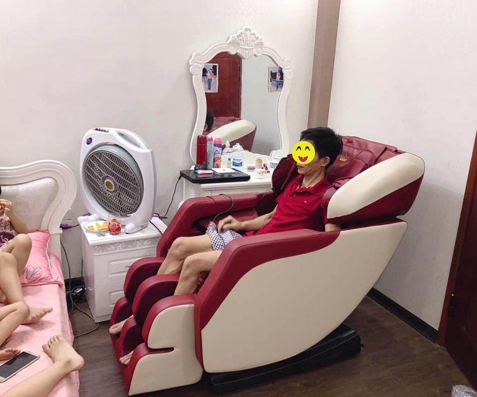 Mình đã nhận được ghế, sau thời gian chờ đợi hơi vất vả vì vận chuyển lâu, cũng may là sản phẩm không làm mình thất vọng, bố mẹ cũng hài lòng. Ghế massage toàn thân chuyên sâu, lực massage vừa phải, chế độ tùy chỉnh phù hợp với các thành viên trong gia đình mình. Thiết kế tương đối gọn gang dễ di chuyển. Điều khiển cũng dễ sử dụng. Chế độ bảo hành tốt. Màu sắc, chất liệu như mô tả. Trước mắt mình thấy tốt. 4/5 sao do điểm trừ về vận chuyển.