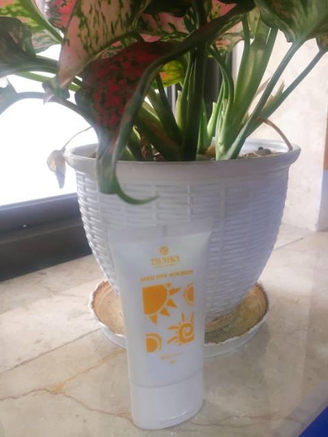 Chất kem thấm nhanh, thoa lên không bị nổi vân như các sản phẩm khác. Điểm trừ nho nhỏ trong lần mua hàng này là shipper giao hàng hơi chậm làm mình ngóng quá trời.