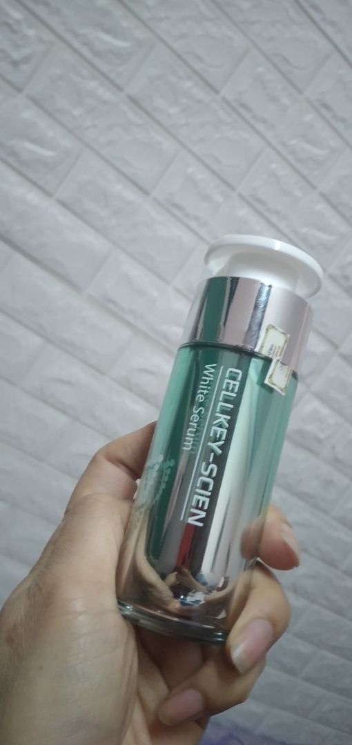 mới dùng 3ngay chưa biết hiệu quả, nhưng serum thẩm thấu nhanh, mát mướt dùng qua đêm sáng dậy thấy da mềm rất thích, mẩu mả đẹp nhưng bao bì nhìn ko chắc cho lắm, mong hợp với da sẽ ủng hộ tiếp.