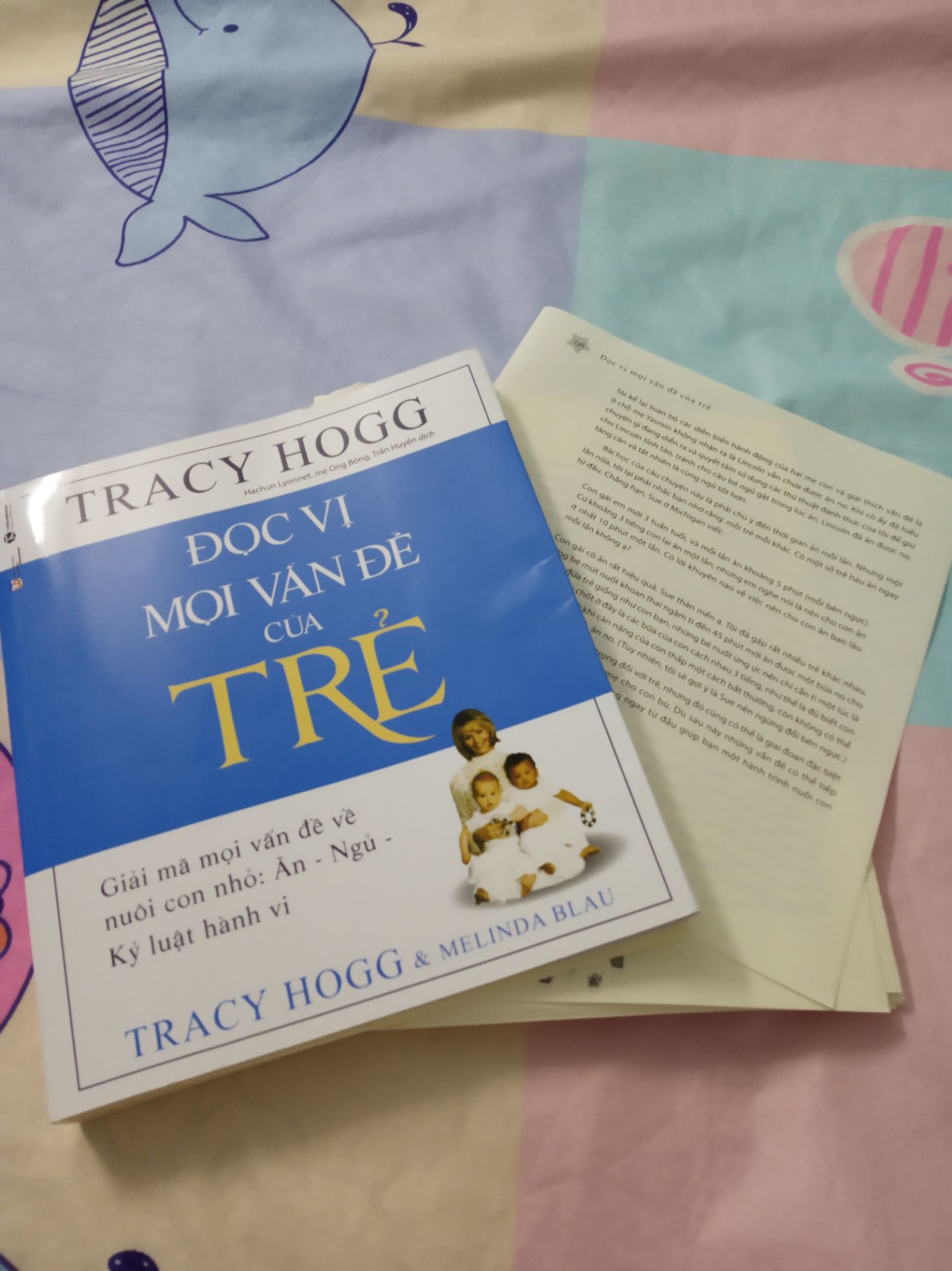 Sách nuôi con không phải cuộc chiến thì tốt vì sách mới và chữ in đều rõ. Nhưng sách đọc vị mọi vấn đề của trẻ khiến mình thất vọng vô cùng vì chỉ mới mở ra mà các trang sách đã tróc keo và rơi lả tả. Mở trang nào là rơi rớt trang đấy. Mỗi lần đọc mình phải giữ rất bất tiện. Mình mong nhà xuất bản có thể kiểm tra lại 1 lượt trước khi bán cho độc giả.