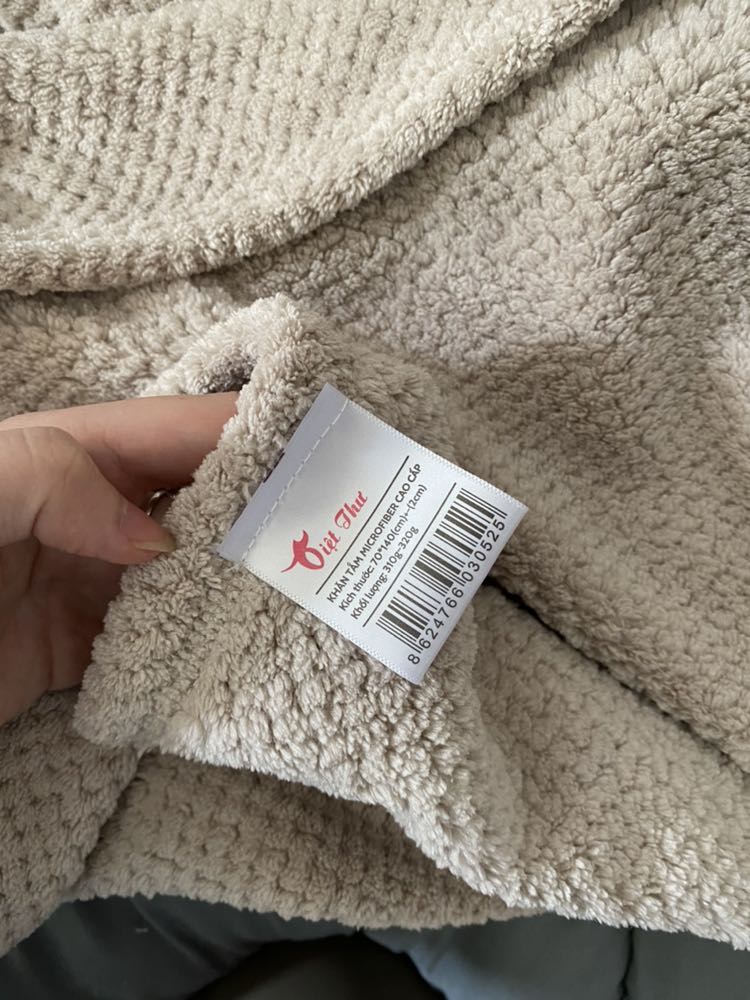 hôm trước đặt, hôm sau nhận được luôn, shipper thân thiện, khăn tắm tuy lần đầu mua trên tiki nhưng mình rất hài lòng, khăn rất mềm, dày dặn,
thấm hút tốt, không rụng lông như khăn mình dùng lần trước, giá rẻ so với sản phẩm. 
Mình sẽ mua thêm.