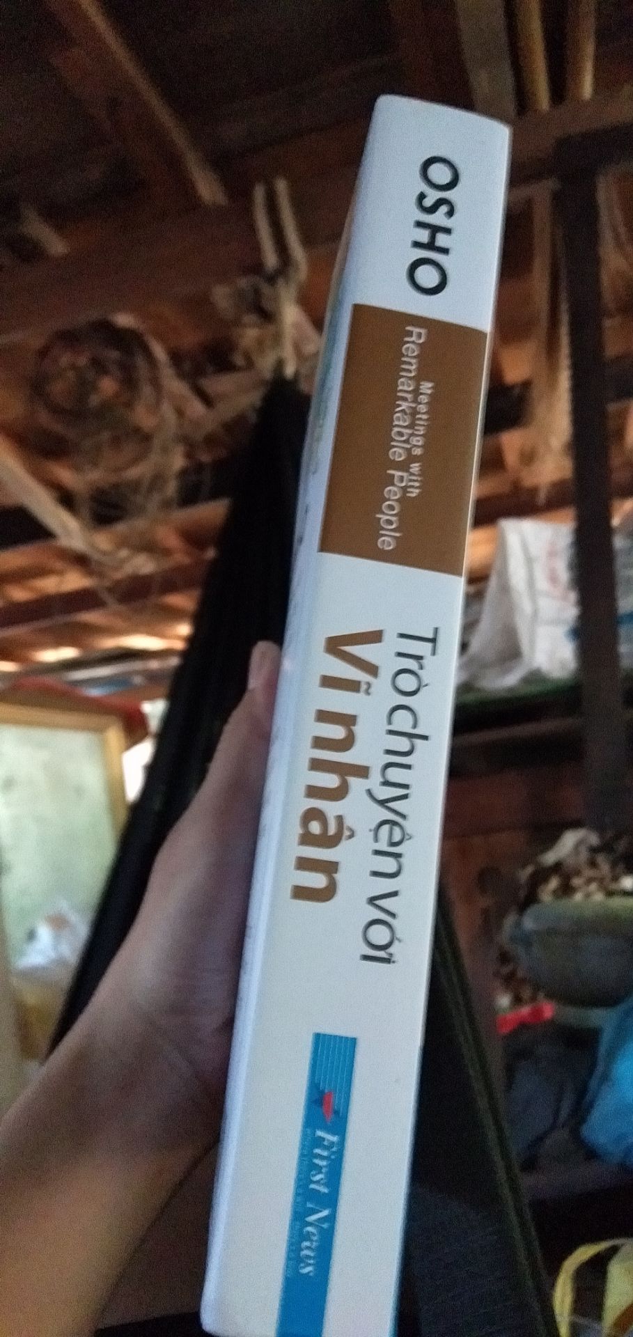 Giao hàng nhanh , sách rất đẹp còn nội dung thì quá tuyệt vời , quan điểm của Osho luôn làm cho chúng ta phải kinh ngạc , làm cho nhân sinh quan của chúng ta bị đảo lộn . Qua hai mươi phần trong sách mỗi phần phân tích cuộc đời của những Vĩ nhân như : Đức Phật , Jesus , Lão Tử , Krishnamurti  ,Pythagoras ... Từ  Tây sang Đông Osho đã đưa chúng ta vào kho tàng kiến thức cũng như cảm nhận và tư tưởng của ông về các ngài. Đây là cuốn sách đáng đọc nhất , chúc các bạn đọc sách vui vẻ ! Giao hàng nhanh , sách rất đẹp còn nội dung thì quá tuyệt vời , quan điểm của Osho luôn làm cho chúng ta phải kinh ngạc , làm cho nhân sinh quan của chúng ta bị đảo lộn . Qua hai mươi phần trong sách mỗi phần phân tích cuộc đời của những Vĩ nhân như : Đức Phật , Jesus , Lão Tử , Krishnamurti  ,Pythagoras ... Từ  Tây sang Đông Osho đã đưa chúng ta vào kho tàng kiến thức cũng như cảm nhận và tư tưởng của ông về các ngài. Đây là cuốn sách đáng đọc nhất , chúc các bạn đọc sách vui vẻ !