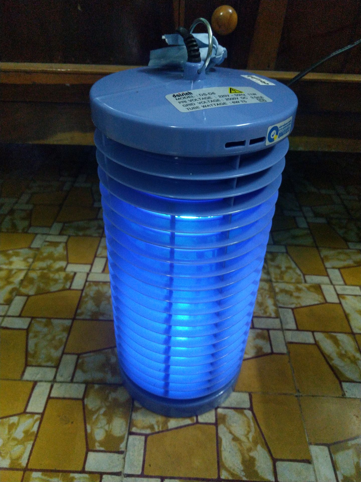 Kích thước đèn khá to hơn các loại đèn trên thị trường nhưng hiệu quả bắt muỗi vẫn rất tốt, có vẻ là tốt hơn so với đèn cũ của hãng khác mình đã mua. Mình quyết định mua đèn Đại Sinh vì bóng đèn có thể thay được trong khi các hãng khác lại không, lỡ bị cháy bóng là xem như bỏ cả đèn.