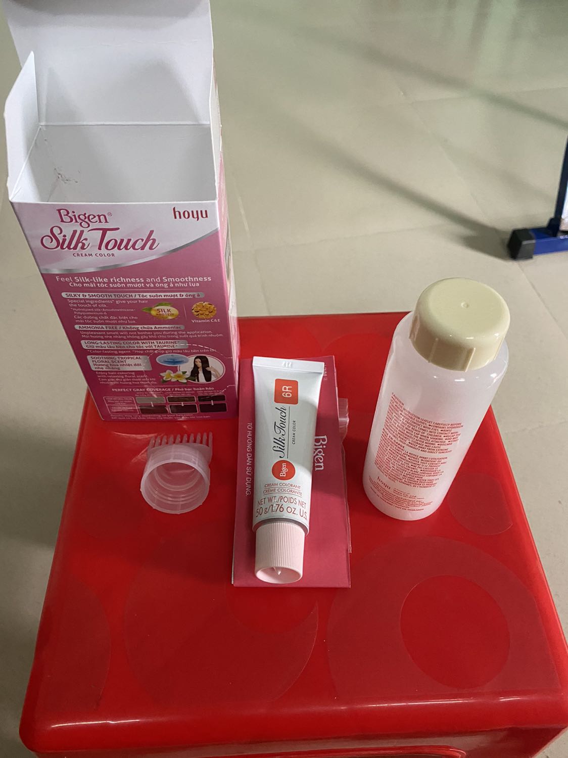 Sản phẩm oke, nền tóc đen thì lên màu đỏ ít chứ hông đổ lè như trên hình đâu, nhìn ngoài nắng mới thấy ánh đỏ, trong mát hông thấy.