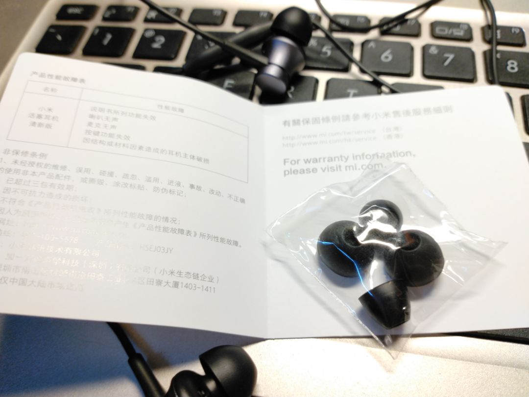 Hàng giống hình, ship hơi lâu, tiếng có vẻ k đc to, đóng gói bình thường, túi mút là túi đóng tạm, k phải túi có miếng dính, trừ việc tiếng k được to thì còn lại chắc oke.