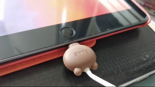 mua của shop HotPhuKien trên tiki này rất nhiều lần, lần nào cũng ok. còn về riêng bao da này thì giá rẻ, mà lại đẹp