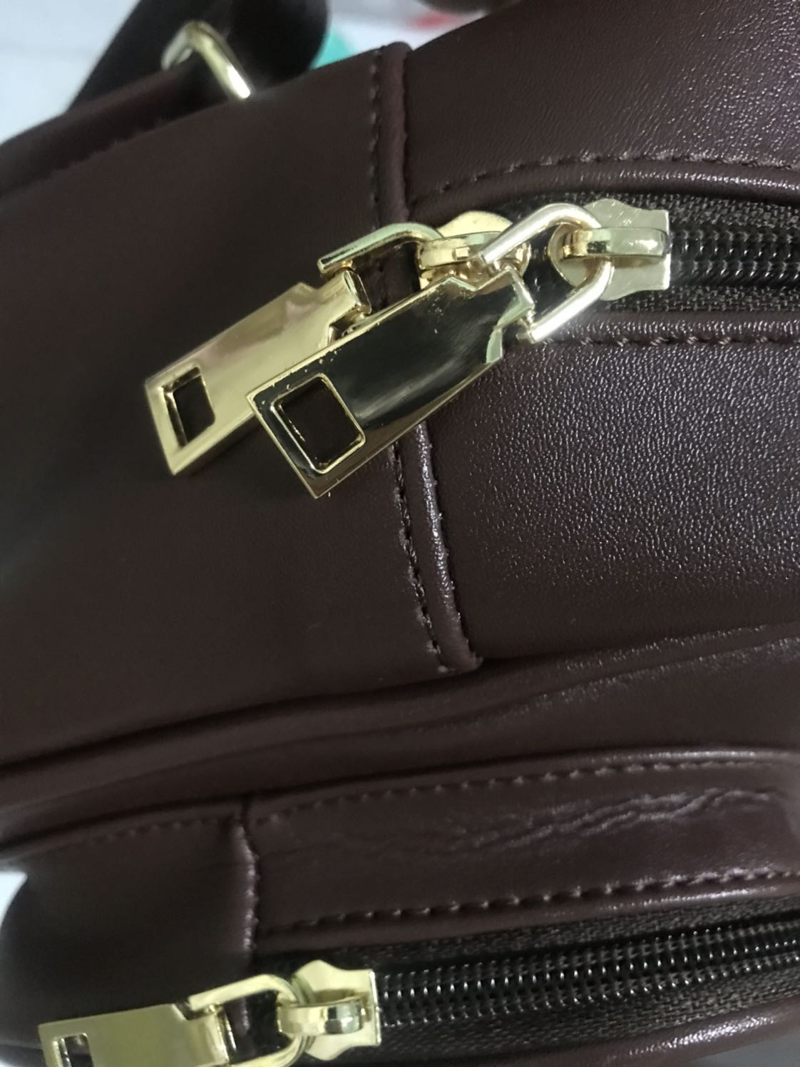 Đóng gói kĩ, ở trong balo nhét giấy giữ được fom balo, balo đẹp , xịn sò ưng cái màu của dây kéo. Rẻ, đẹp