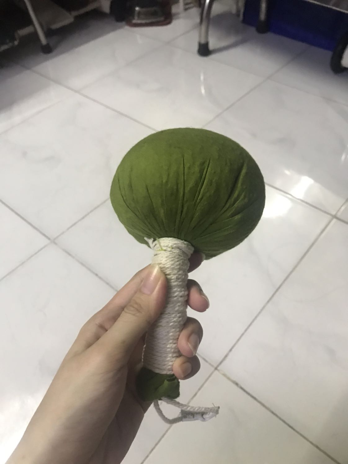 Quả bóng xài rất ổn, mát xa lưng và cổ dễ chịu
Theo hướng dẫn thì mình bỏ vào lò vi sóng 1phút nhưng không nóng lắm nên mình làm 4phút thấy nóng hơn, bọc một cái khăn mỏng rồi mát xa là ok, mọi người nên cẩn thận coi chừng bị phỏng nha