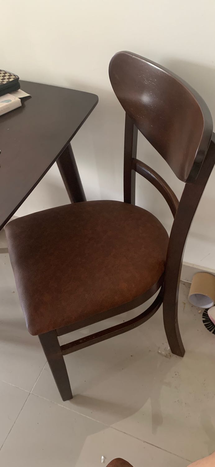 Tổng thể bàn ghế ok nha, ngồi ăn cùng thoải mái lắm, shiper giao hàng và lắp rắp bàn cho mình cũng nhiệt tình, 
Ghế ngồi chắc chắn, ôm người thoải mái, bàn là gỗ thịt ko phải gổ ép. Nên cân nhắc mua ^^