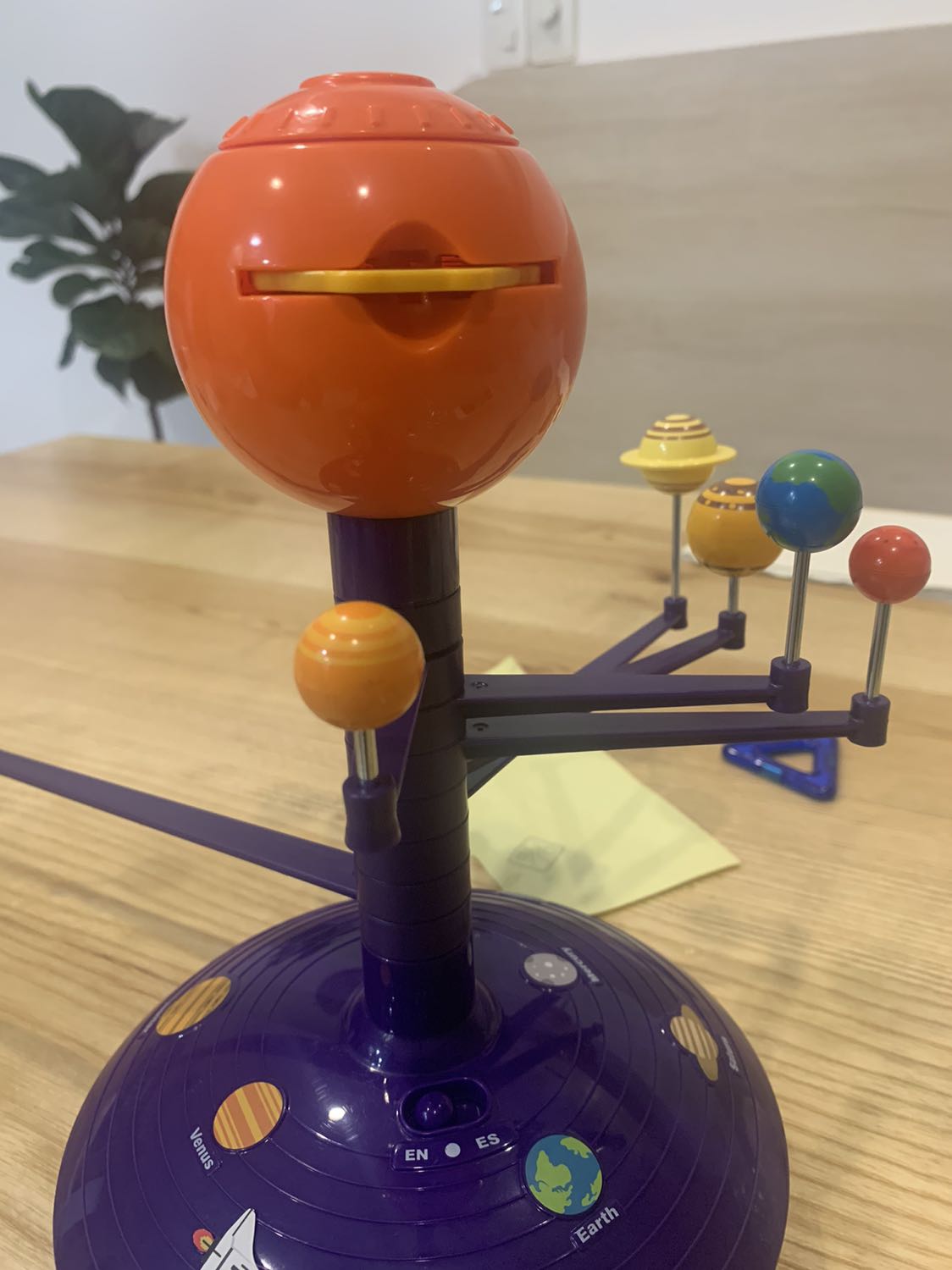 Con tôi rất thích. Nếu phần chiếu sáng không hoạt động, bạn nên ấn mạnh xuống để nó tiếp xúc điện. Chủ shop nhiệt tình