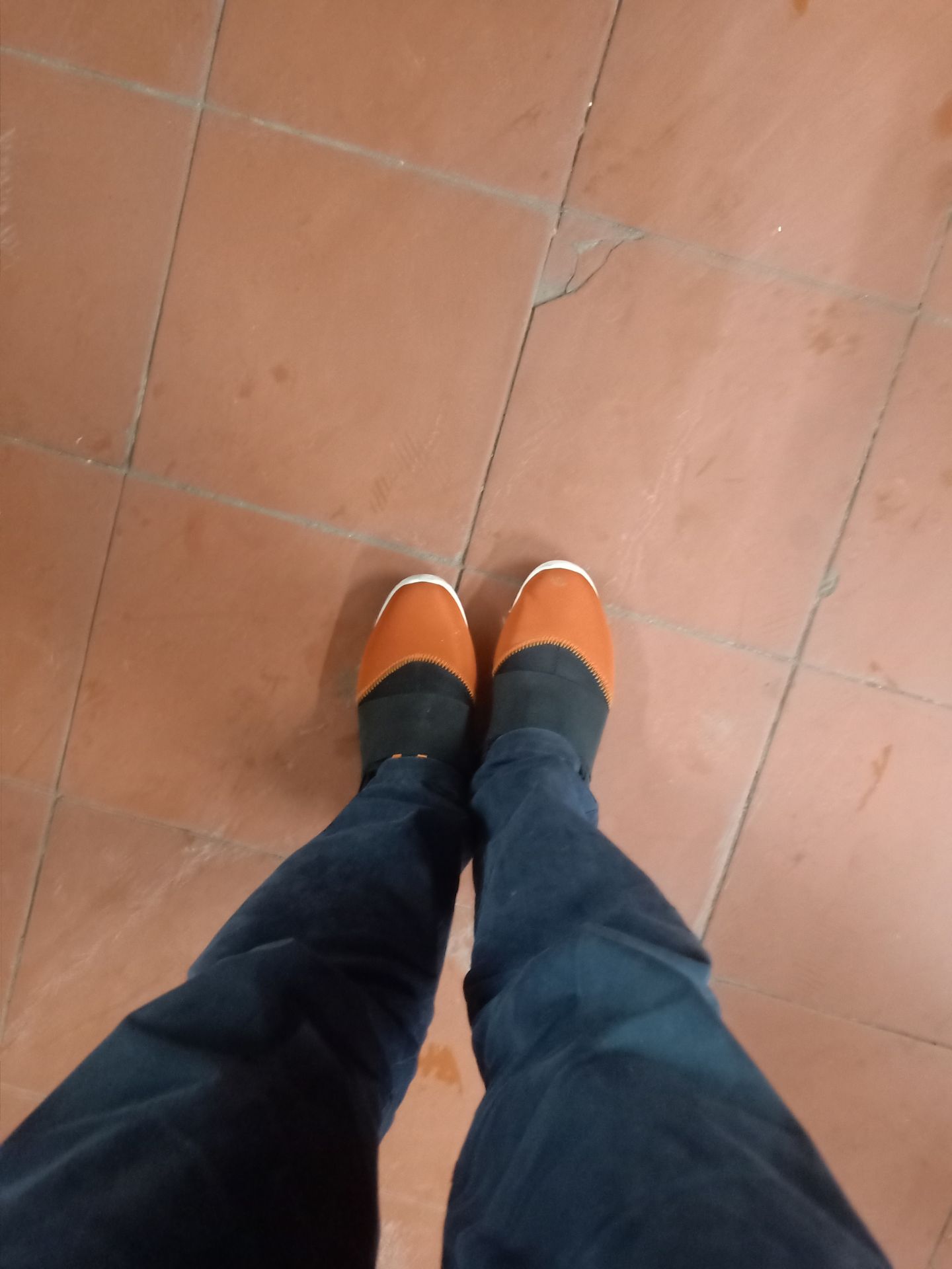 hơi chật chút nhưng đeo tạm. Lần sau lấy cỡ 42