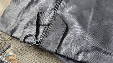 Giao hàng nhanh, đóng gói cẩn thận. Sản phẩm đẹp, nhẹ, gọn và không thấm nước. Nên mua !!!