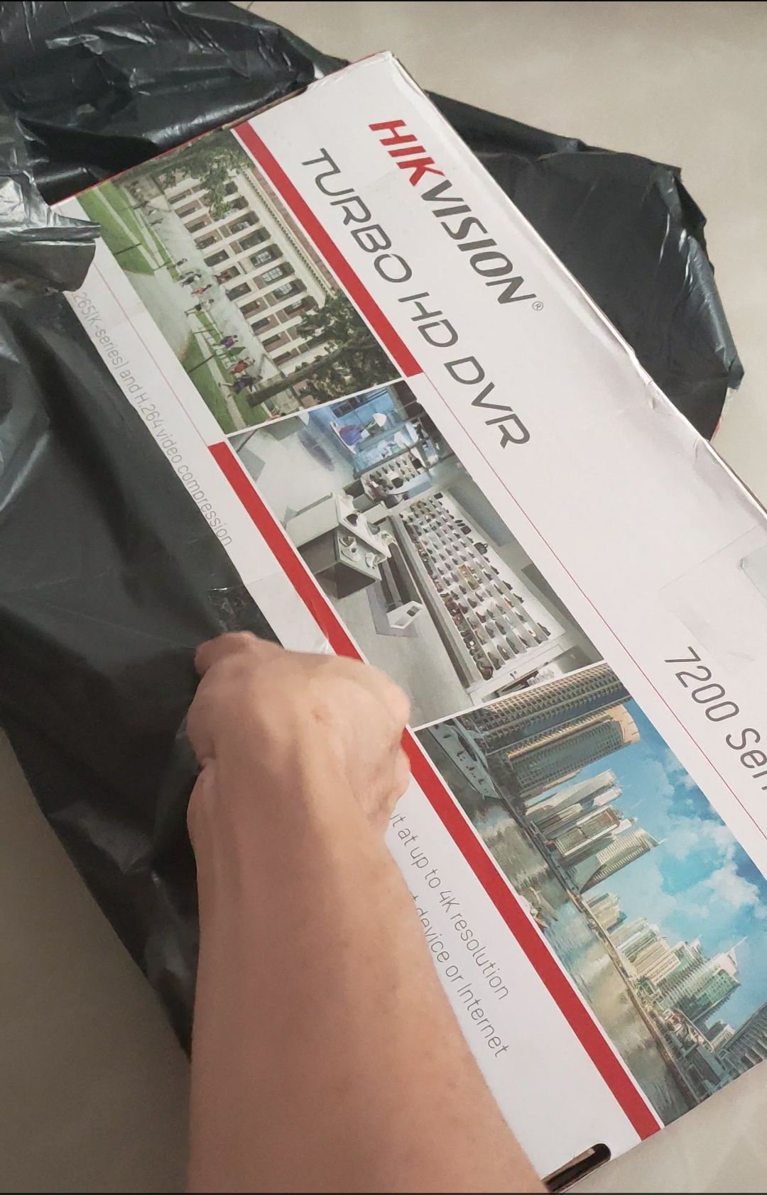 Box hơi cũ 1 chút 97% , đóng gói cũng đc, không dc ốp chống sốc, đồ điện tử nên đóng gói sản phẩm kĩ 1 chút nha shop, đầu dvr tình trạng ok, nhưng cổng usb thì bị toắt ra như như hình, cố nắn lại dùng cũng dc, đổi trả lại mắc công vì đang trong mùa dịch COVID.