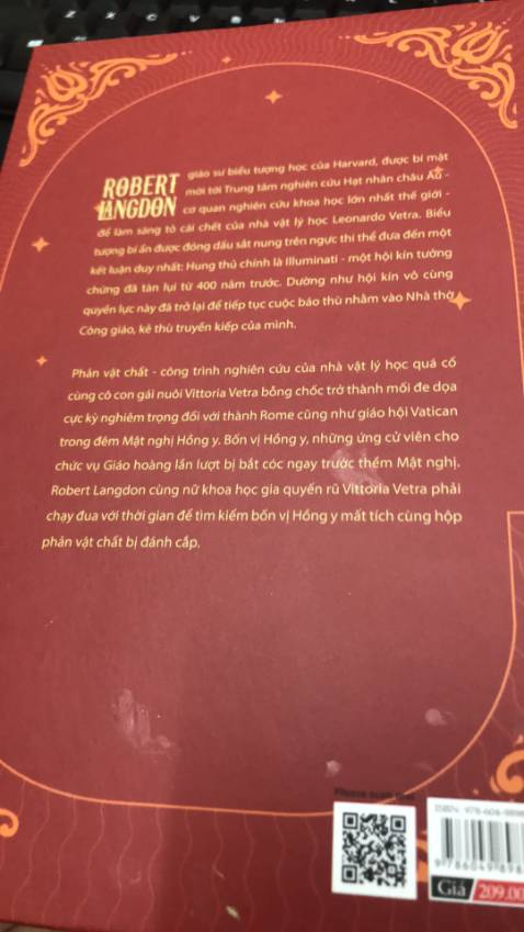 Đóng gói không cẩn thận, sách bị móp góc, dính keo, hỏng bìa
Mình đề nghị Tiki nên xem lại khâu đóng gói sản phẩm : luôn luôn chỉ có mỗi cái hộp trống không, không bao giờ có túi chống sốc như *** hay ***
Mình mua sách để có được quyển sách tốt nhất và đẹp nhất với trải nghiệm tốt nhất chứ không phải đi xin để có một trải nghiệm không vui như thế này