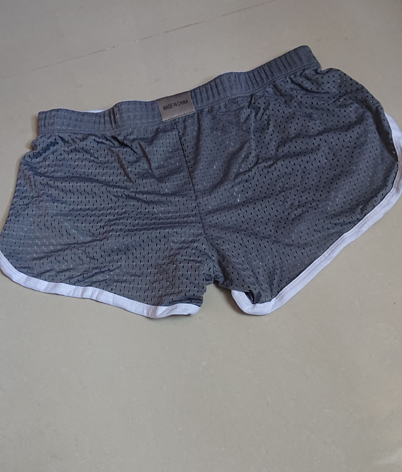 Thấy để hàng Việt Nam sản xuất mà lại là của hàng tàu made in china 😅 ( Nếu là hàng Việt Nam hay Nhật Bản hay Thái Lan thì ok, sẽ mua ủng hộ nhiều ). Mình đặt mua màu xanh lam hàng nhận lại thành màu xám 😂😂