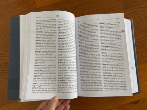 Từ điển kinh điển cho ai yêu thích tiếng việt, từ điển in đẹp , bìa cứng, dầy dặn, về nội dung không có gì bàn cãi với tác giả là giáo sư Hoàng Phê & ấn hành bởi viện ngôn ngữ học