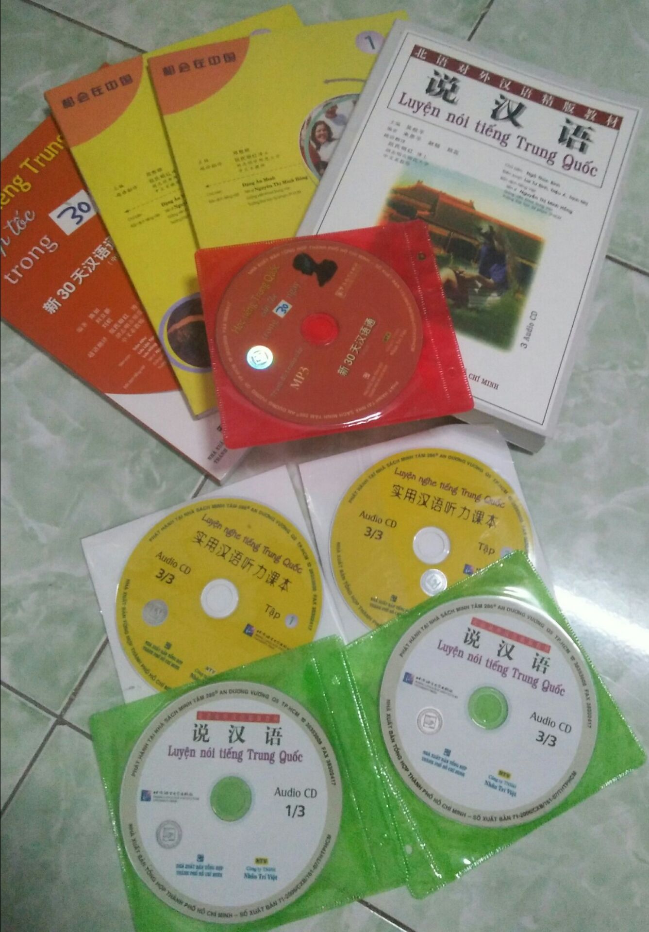 Tổng quan: Sách to, đẹp, chữ rõ ràng, được bọc nilon chống bụi. Năm xuất bản... 2007 – 2008, lâu rồi, nhưng được bảo quản kỹ nên đến tay mình vẫn mới ? 

Về thứ quan trọng nhất – CD, ban đầu mình mở bằng laptop của mình thì hoàn–toàn–không–mở–được, mình cứ ngỡ mắt của lap bị lão, hoặc tất cả đĩa đều hư. Sách mới nhận được hôm qua, sáng nay mình ghé tiệm photocopy gần nhà nhờ ké máy tính của họ và... mở được, ơn trời mình thật sự vui như trúng số vậy! Về file nghe, trừ cuốn màu đỏ mình mua, 3 cuốn kia mỗi cuốn 3 CD phải định dạng lại sang mp3, vì nó chỉ hiện mp4 với 1 byte mỗi track, và 1byte thì copy sang usb thì không–chạy–được. Chật vật một hồi cũng làm được, mình thực sự rất ngại với tiệm photo ấy vì đã làm phiền họ.

Yêu cầu nxb và đơn vị phát hành đĩa không đánh đố người học bằng cái trò chuyển định dạng file như vầy, lúc mới mở cứ tưởng file nghe hư, file gì có 1 byte!

Sách tốt, mua khi giá giảm, cộng thêm mã khuyến mãi thì chia trung bình khoảng 35k/cuốn. 

Vận chuyển nhanh, hàng không móp méo, cảm ơn Best! ?
Sách tốt, cảm ơn Tiki ?