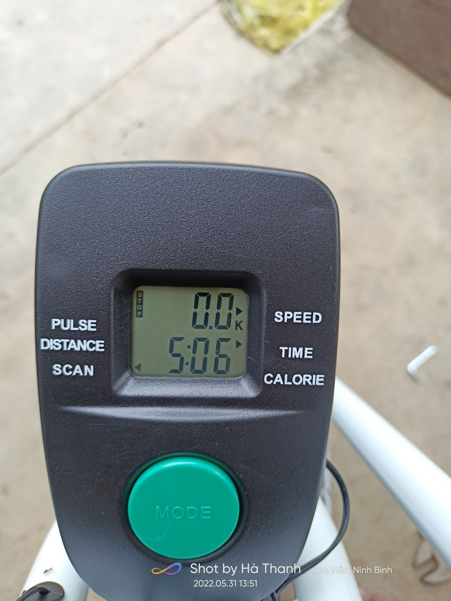 Hàng chuẩn như đã nói. lắp ráp đủ không thiếu linh kiện. vấn đề vận chuyển còn méo móp, bể rách hộp. nhân viên giao hàng kém nhiệt tình kêu hàng nặng, cồng kềnh nói khách ra bưu cục kiểm tra