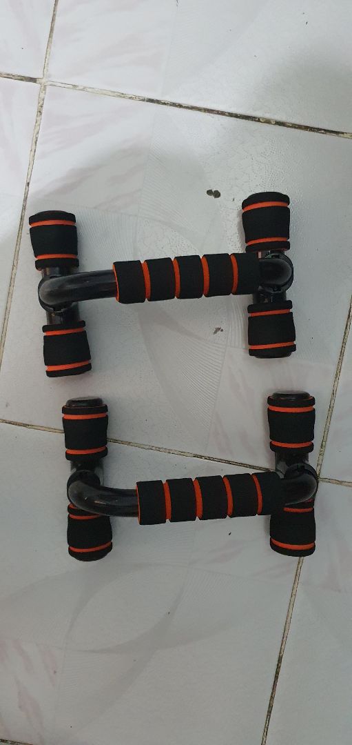 tạm ổn mặc dù bằng nhựa, lắp khí với nhau đảm bảo chắc chắn không vấn đề khi chống đẩy. 80kg trở lên lên mua loại sắt