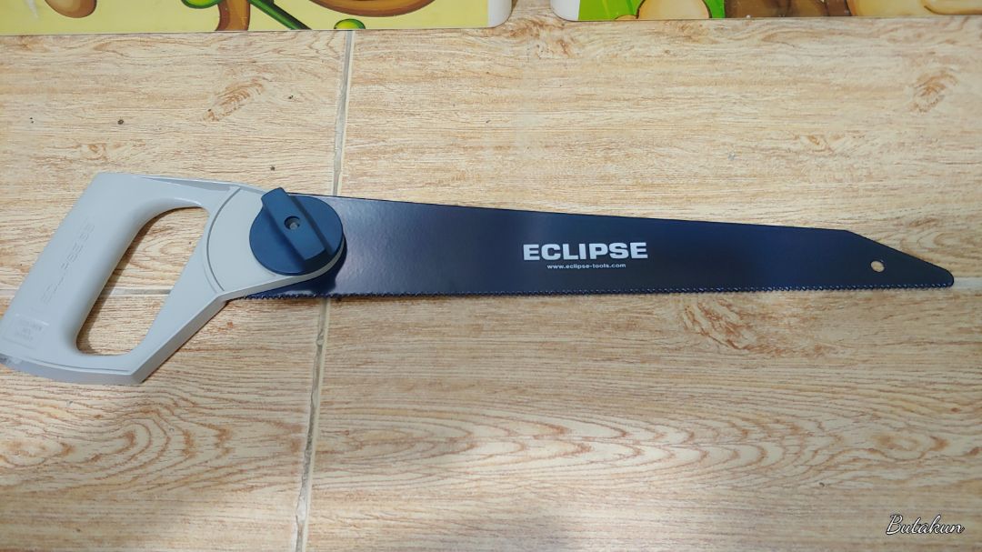 cưa tốt ván có đinh...cán cưa đúc bằng gang thì phải, cầm rất chắc tay