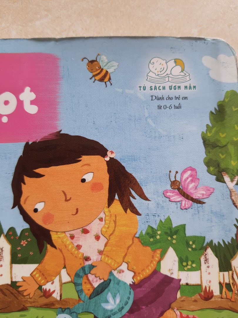 Bìa cũ, mép bị nhàu. giống như mua sách cũ vậy. Tiki xem đổi sách mới lại được không.