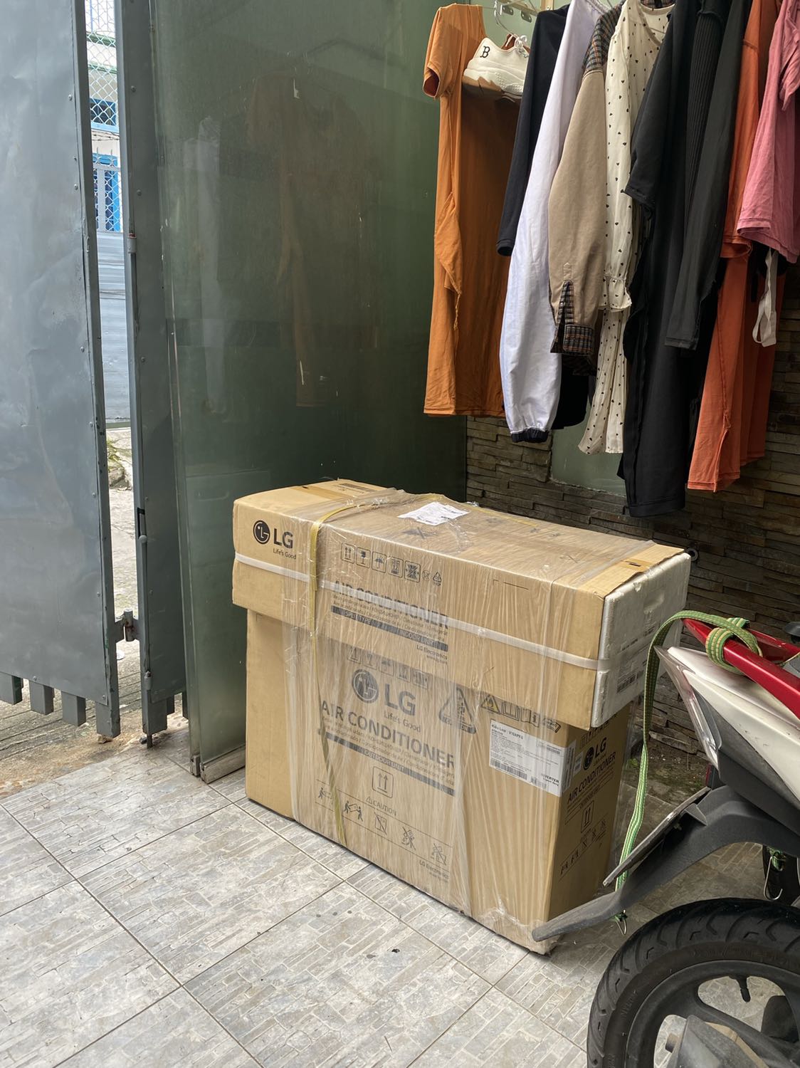 Sau gần tuần sử dụng thì cực kì hài lòng với dịch vụ cũng như lắp đặt của bên tiki. Giao hàng còn nguyên vẹn, trước đó mình đã dùng dòng máy này rồi thì ko còn gì bàn cãi về chất lượng máy. Lắp đặt đi 2 người, làm việc cũng như giao tiếp với khách hàng rất chuẩn chỉnh, vật tư mình chỉ tốn tầm 580k thôi. Mình săn sale máy còn 9tr6 thôi, may mắn ghê.