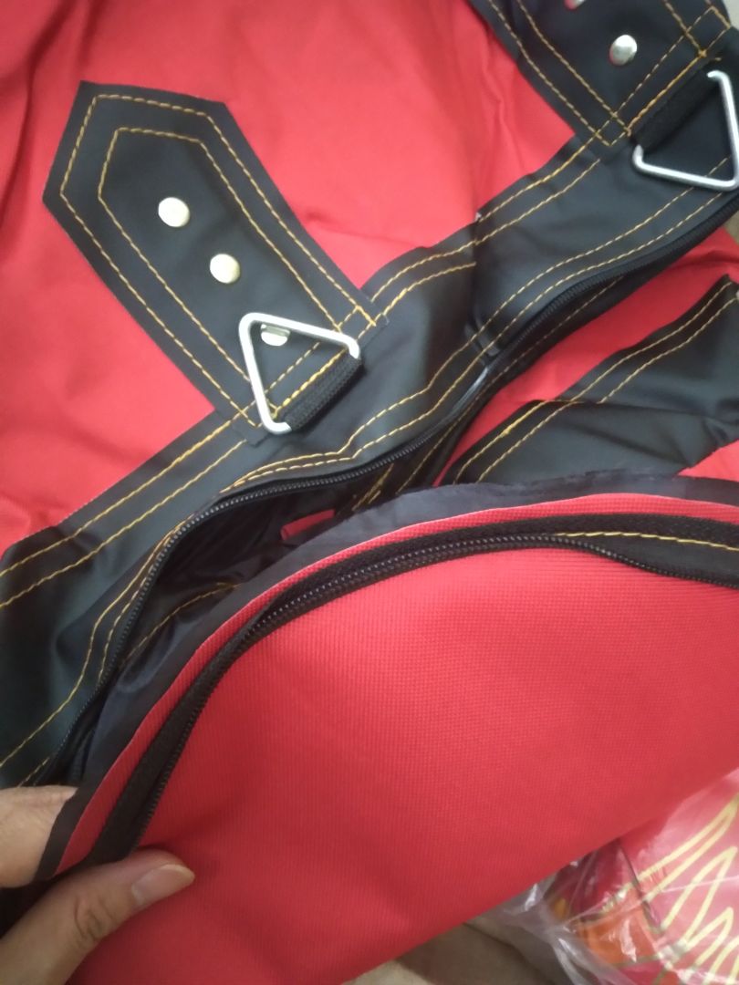 siêu to siêu dày, shop tặng đầy đủ phụ kiên, to lắm anh em, xích với các mối nối bằng kim loại chắc chắn cực kỳ
vải 3 4 lớp gì đấy, sờ thì ở giữa là lớp mút chống va đập mạnh
cái này mua về đấm tại nhà khá ổn áp, giá khá mềm khi cùng mua của brand này ở cửa hàng trên phố