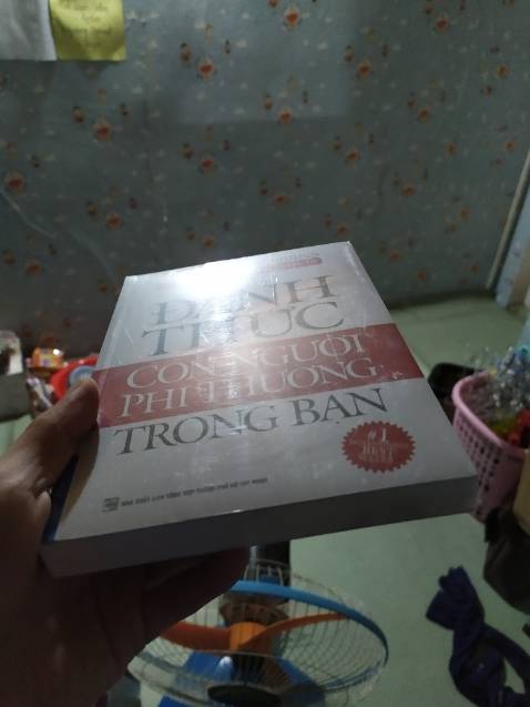 Sách bìa đẹp, nhưng chất lượng chưa phải quá cao cấp về độ bóng trơn có thể để lâu dài được. Nhưng sờ vào cũng rất thoải mái, không thô và ảnh hưởng đến tay khi đọc. 👍👍