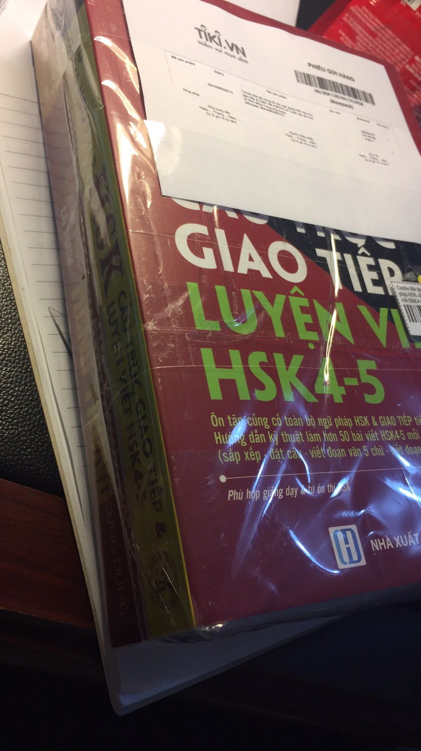 Tiki chuẩn bị hàng cực nhanh luôn ấy. Đóng gói rất kĩ, sách mới tinh, mùi thơm giấy. Xem qua bên trong thì không in lỗi, chất lượng nội dung hay. Mà đặc biệt mua trên tiki rẻ hơn ở ngoài rất nhiều. 2 quyển mà giá chỉ nhỉnh hơn giá bìa 1 quyển có xíu. Mọi người nên mua nhé.