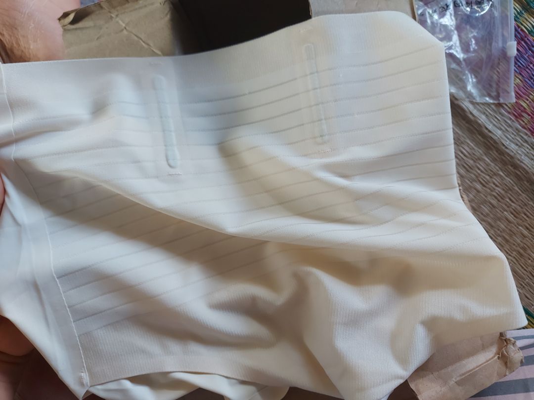 quần chỉ có 2 thanh chống cuộn và phần gen chỉ có ở mặt trước không giống như quảng cáo