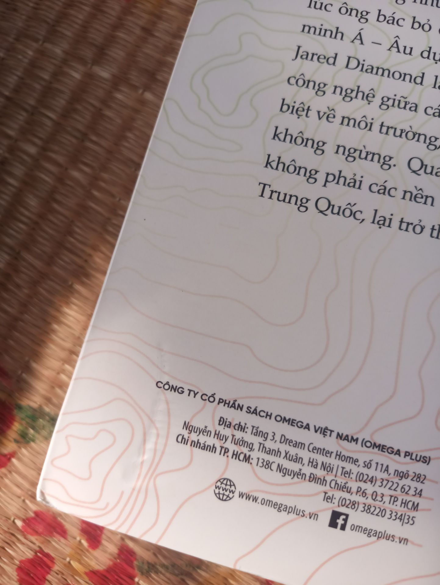 Mình cứ tưởng cuối cùng Tiki cũng chọn được cỡ hộp phù hợp với kích thước sách, mở ra thì thất vọng toàn tập. 4 góc bìa đều móp, thậm chí bìa trước còn lõm hẳn xuống nhiều tranh sách. Gáy quá nhăn, hơi trầy nữa. Bìa sau có vệt lõm như bị vật cứng đè lên. Mình mua sách không chỉ để đọc mà còn để trưng, giờ chỗ nào cũng lỗi thế này, có ai mà không tức cho nổi? Tiki trả lời cho mình đi, chính sách đổi trả thế nào? Mình không chấp nhận sản phẩm tệ như thế này được!