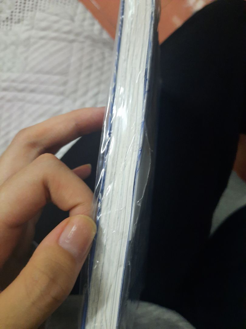 bị rách seal :((((
truyện đẹp, dày dặn, deluxe có khác, chất lượng, chưa bóc seal nên ko biết có bookmark ở trong không. nch là ổn