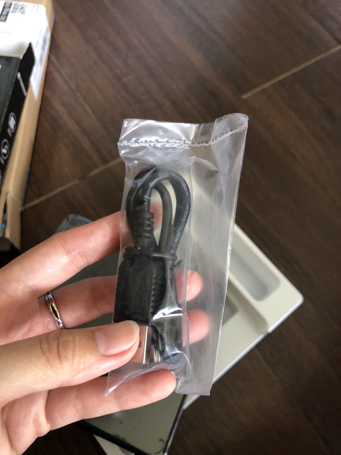 Giao hàng rất nhanh luôn. Hôm qua đặt hôm nay đã có. *** thử DVD học tiếng anh của mình là chạy ổn nè. Còn về bền không thì qua khoảng thời gian sử dụng mới biết được. Ban đầu nhận sản phẩm thấy rất ưng ý. Cảm ơn Tiki nhiều nhé ☺️