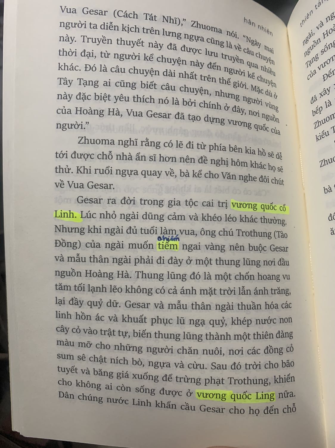 Nếu mọi người muốn tìm hiểu về Tây Tạng thì không nên mua. Mình yêu thích văn hoá Tây Tạng nên khi nhìn thấy tựa sách là mua ngay. Nhưng thật thất vọng khi nội dung về thiên táng chỉ được tác giả viết vài trang trong 203 trang. Nên đổi tên là Hành trình tìm chồng ở Tây Tạng thì có vẻ hợp lý hơn. 
Và đặc biệt là lỗi chính tả trong cuốn sách này. Hi vọng nhà in ấn có thể xem lại.