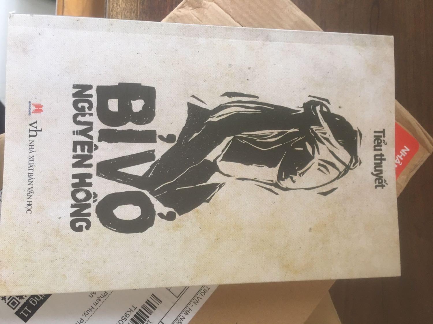 Nhìn sách trông cũ và hơi bẩn. Còn bị cong nữa. Nhờ nv hỗ trợ trả hàng ạ