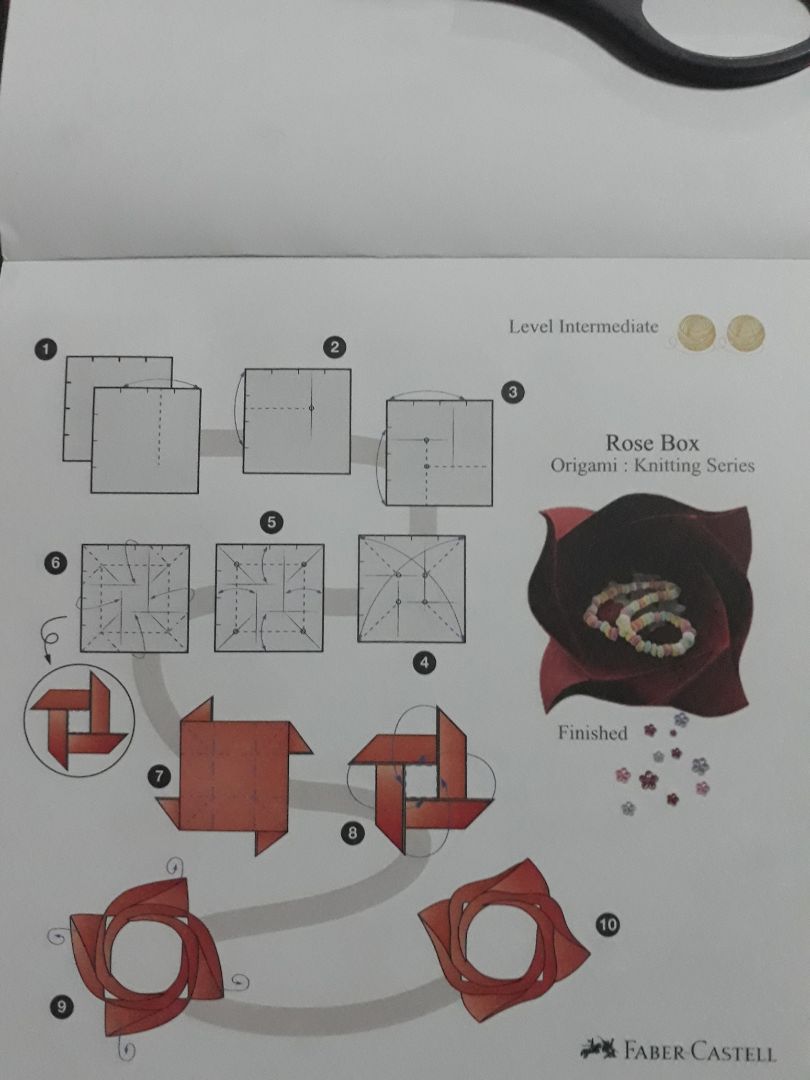 lưu ý sp này là fahasa giao chứ k phải tiki. giấy đẹp, dày đúng kích thước, đóng thành cuốn dễ sử dụng, điểm trừ là hoa văn trên giấy chỉ có một mặt.